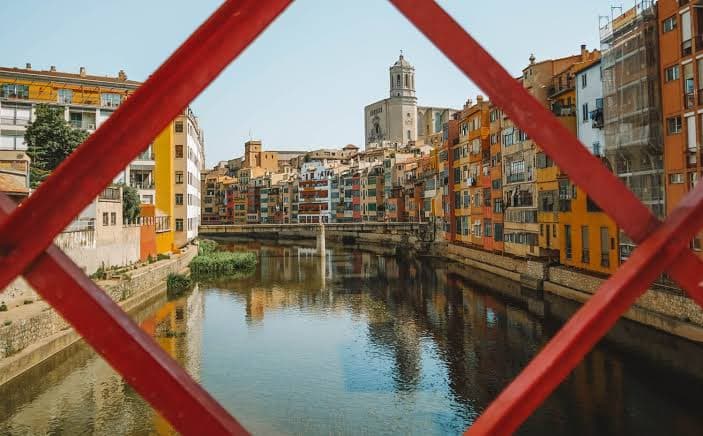 Girona: catedral, río Onyar y puente Eiffel (Pont de les Peixateries Velles)